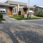 Excelente casa à venda localizada no bairro Maristela em Xangri-Lá. Com 3 dormitórios, sendo 1 suíte, 2 vagas de garagem. Área privativa de 98m² e área total de 120m². Infraestrutura com face de frent