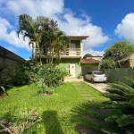 Casa que possui 3 dormitórios,  sendo 1 suíte, 3 banheiros, living para 3 ambientes, cozinha em conceito aberto, 2 vagas cobertas, amplo pátio na frente e fundos com churrasqueira e piscina. &lt;BR&gt