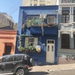 Casa toda reformada com  140m² privativos, linda decoração em ponto alto e nobre (à prova de enchente) do centro histórico. Três pavimentos:  no primeiro piso, hall de entrada,  sala de estar, sala de