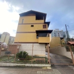 Casa em condomínio fechado no bairro Tristeza. Condomínio Horizontal Coronel Massot, um  condomínio com poucas unidades. Fica semi mobiliada, possui 03 dormitórios, sendo 01 suíte e 2 vagas de garagem