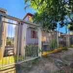 Casa à Venda Próximo à Sepé Tiarajú, Porto Alegre..&lt;BR&gt;&lt;BR&gt;Apresentamos uma excelente oportunidade de compra em um dos bairros mais tradicionais de Porto Alegre! Esta charmosa casa está lo