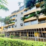 Excelente apartamento de 138m² privativos, 03 dormitórios, sendo 01 suíte, e outros 2 dormitórios com sacada. Possui living 02 ambientes, banheiro social, cozinha, área de serviço com churrasqueira e 