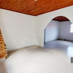 Casa Térrea com 3 Dormitórios no Bairro Cristal&lt;BR&gt;Excelente casa à venda no bairro Cristal, com 3 dormitórios. O imóvel possui uma sala ampla com lareira, sala de jantar integrada à cozinha, 3 