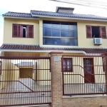 Linda casa/sobrado com ambientes amplos e 237 m² de área privativa. A residência conta com 3 dormitórios, sendo 2 suítes, uma delas no andar térreo. A sala de jantar é integrada à cozinha, que já está