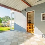 Excelente casa de 2 pavimentos. No térreo, dispõe de uma ampla sala de estar para 2 ambientes, cozinha espaçosa, banheiro e garagem coberta. O segundo andar abriga três dormitórios, sendo um deles suí