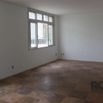 Excelente e amplo apartamento no bairro Rio Branco, com 186m² privativos, lateral norte, com 4 dormitórios e 2 vagas a 50 metros do prédio. Possui hall de entrada, living para 3 ambientes ,sala de jan