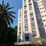 Apartamento de 2 dormitórios 76,90 m² de área privativa, com living para 2 ambientes com piso em tabuão, ampla cozinha e banheiro social, ambos com água quente. O apartamento também é composto por dep