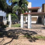 Casa 5 dormitórios, com  3 vagas de garagem. Andar  inferior; 3 dormitórios, sendo uma suíte, living  2 ambientes com lareira , banho social, Cozinha, área de Serviço, dependência de empregada complet