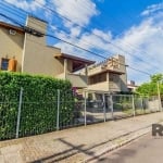 Ótima casa em condomínio fechado no bairro Guarujá! São 105m² de área privativa distribuídos em 2 dormitórios sendo 1 suíte, banheiro social, espaçoso living para dois ambientes, cozinha e área de ser