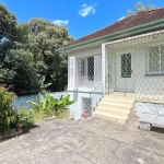 Casa à venda na Rua Marechal Mesquita, no bairro Teresópolis. Este imóvel conta com área construída de 300m², 3 dormitórios sendo 1 suíte, 1 banheiro e 2 vaga cobertas. Amplo terreno com 690m². Próxim