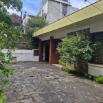 Casa com 243 m² de área privativa, com amplo pátio de 11 x 44 m. Possui 4 dormitórios, 1 closet, ampla sala de estar com lareira, sala de jantar, sala de TV, ampla cozinha e 3 banheiros. Garagem cober