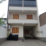 Casa com 3 quartos, 4 vagas de garagem, salão de festa, sacada 198m² no bairro Rubem Berta, Porto Alegre/RS