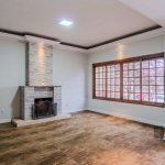 Casa de 214m² com 4 dormitórios, 1 suíte, piscina e 2 vagas no bairro Teresópolis