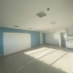 Excelente sala comercial com 43m² com uma vaga de garagem.