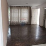 Sobrado em Excelente Localização, 03 quartos com suíte