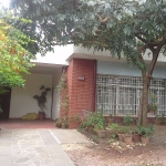 Residencia com 2 pavimentos bem localizada recuada, ajardinada, com 4 dormitórios e mais amplas pecas . Aceita apartamento no bairro 3 ou 4 dormitorios com garagem   financiamento.