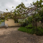 Casa 02 dormitórios, no bairo Morro Santana em Porto Alegre. Casa 02 dormitorios, sala, copa e cozinha, área de serviço. Na lateral da casa vaga para 02 carros. Nos fundos amplo  galpão. Páteo com árv