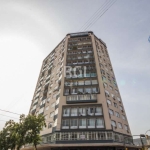 Apartamento 5 dorm, 2 banheiros, 2 salas sendo uma com lareira, 2 sacadas, cozinha, área de serviço e dependência de empregada. São 2 apartamentos transformados em 1 com peças amplas, ensolaradas e be