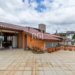 Bela residência, 3 dormitórios, sendo uma suíte, amplo jardim, piscina, terraço, salão de festas, dependência de empregada, banheiro social, no salão e na dependência.&lt;BR&gt;Living, sala de jantar.