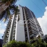 Apartamento andar alto  com vista panorâmica 3 dormitórios com suíte, 122m² Bairro Boa Vista Porto Alegre - RS.&lt;BR&gt; Sala para 3 ambientes com gabinete, sacada integrada ao living com churrasquei