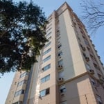 No bairro Jardim Botânico, apartamento 3 dormitórios, 1 suíte, banheiro social e auxiliar (despensa), living amplo 3 ambientes com churrasqueira, cozinha, semi mobiliado, com 2 vagas cobertas (vaga du