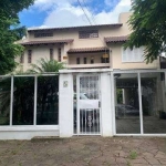 Casa residencial com 500m², composta com 3 pavimentos, 6 quartos, 4 suítes, o térreo possui living com 2 ambientes, lavabo, cozinha, área de serviço, salão de festas, 2 churrasqueiras (interna e exter