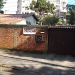 Terreno no Bairro Petrópolis com casa de Alvenaria, medidas do terreno 10 X 30 mts.                 Excelente localização,rua tranquila e silenciosa, uma quadra da praça Nações Unidas e próximo a todo