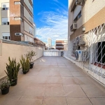 Apartamento Garden com 03 dormitórios no bairro Menino Deus. O imóvel possui 170m² de área privativa, cozinha americana, banheiro social, living, escritório com banheiro, área de serviço e sala com li