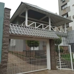 Casa residencial alto padrão de dois pisos para alugar no bairro Petrópolis em Porto Alegre. Imóvel com aproximadamente 515m² de área privativa. A parte térrea é composta por 01 amplo living para 03 a