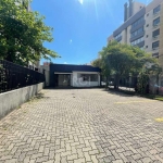 Casa Comercial / Mista de esquina com 250 metros privativos e 600 metros quadrados total, auditório, 2 vestiários, salão amplo e aberto, cozinha, churrasqueira e 10 vagas de garagem. Estudamos imóvel 