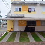 Excelente sobrado de esquina em condomínio fechado a venda em Canoas, bairro Olaria. Primeiro pavimento conta com sala de estar e jantar integradas com sanca em gesso, lavabo, cozinha, banheiro social