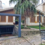 Não perca a chance de adquirir esta incrível casa à venda na encantadora cidade de Porto Alegre. Localizada próxima a escolas, minimercados de bairro e várias praças para o lazer da família, além de c