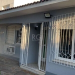 casa bem localizada proxima a rua campos velho e av. da cavalhada. contendo 3 dormitorios , 1 suite ,3 banheiros,2 salas e cozinha. vaga para 4 carros!!.