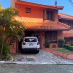 Casa em condomínio fechado, estilo sobrado, 3 dormitórios, 2 banheiros, cozinha, área de serviços com churrasqueira, living dois ambientes com lareira, porcelanato, 2 vagas de garagem, localizado no b