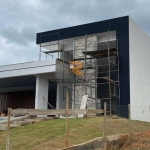 Casa com 04 quartos, 294 m2 de área construída em condomínio fechado !