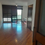 Vende-se apartamento no Sumaré, 3 dormitórios (1 suíte).