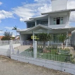 Casa de 04 dormitórios (01 suíte), área gourmet com churrasqueira a 40m do Mar na Praia de Fora - P