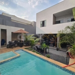 Casa à venda no Centro, 4 quartos sendo 2 suítes e área gourmet com piscina.