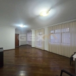 Apartamento clássico à venda no Centro, 3 quartos sendo 1 suíte com sacada.