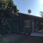 Excelente casa térrea em madeira ipê com 3 dormitórios, sala e cozinha, ar condicionado e um terreno bem amplo. Pátio com árvores frutíferas, solo perfeito para plantio. Próximo à supermercados, escol