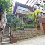 Excelente Casa no Bairro Petrópolis: Terreno medindo 11x39,60. Tendo 2 casas separadas. Podendo ser para moradias, comercial ou construção de prédio.&lt;BR&gt;2 residências separadas com 3 dormitórios