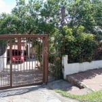 Excelente Casa na Vila Nova com 3 dormitórios, sendo 1 suíte com hidro, estar e jantar, cozinha, área de lazer com churrasqueira. pátio amplo com vaga para 2 carros.Aproveite essa oportunidade única d