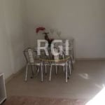 Apartamento de dois dormitórios, em bom estado amplo living, piso frio, lateral, sol da tarde. Área de serviço separada. &lt;BR&gt;&lt;BR&gt;A poucos minutos da rodoviária da capital.  &lt;BR&gt;&lt;B