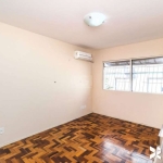 Ótimo apartamento lateral e fundos, com 3 (três) dormitórios, banheiro social e banheiro auxiliar. Hall de entrada, amplo living de 2 ambientes, cozinha semi-mobiliada, área de serviço separada com ba