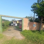 Casa no bairro Boa Vista, terreno medindo 11x59,50,  com 2 dormitórios, amplo living, cozinha, banheiro social com box, garagem coberta para 2 carros. A casa fica centralizada no terreno com um bom pá