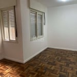 Vende-se apartamento térreo, todo reformado, 2 dormitórios, living amplo em 2 ambientes, copa e cozinha, banho social, terraço privativo e 1 vaga de garagem. O imóvel fica próximo ao Shopping Bourbon 