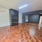 Vende-se casa ampla, desocupada, 4 dormitórios sendo 2 suítes, banho social, copa e cozinha, área de serviço independente, sala de estar com lareira, gabinete, depósito, vagas cobertas para carros, ch