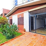 Linda casa à venda no bairro Jardim Itu em Porto Alegre. Com 120m² de área privativa e 300m² de área total, essa casa conta com 3 quartos, sendo 1 suíte, e uma ampla sala. A casa está localizada em um