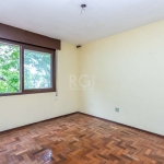 Ótimo apartamento bairro Vila Ipiranga, de frente, reformado, desocupado, com 79m² privativos, de 3 dormitórios e 1 vaga (possibilidade de adquirir 2ª vaga). Possui living amplo, 3 dormitórios, banhei