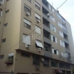 Vende-se amplo apartamento de 3 dormitórios, com dependência de empregada, área de serviço independente, banho social, cozinha reformada, ensolarado e 1 vaga de garagem.. Prédio com elevador, porteiro